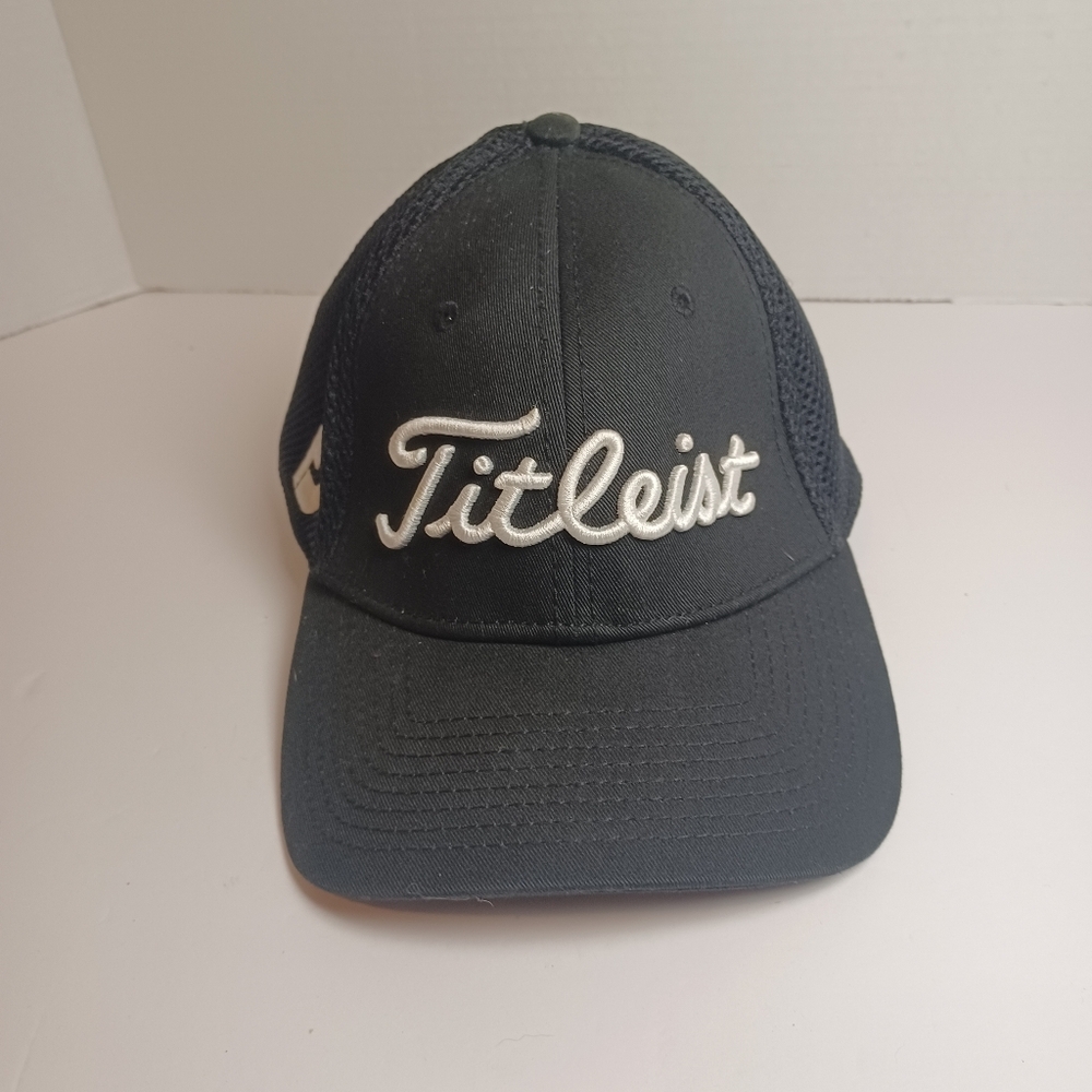 Titleist Pro V1 New Era FJ Black S/M Small/Medium Golf Hat Cap Mesh Fitted EUC